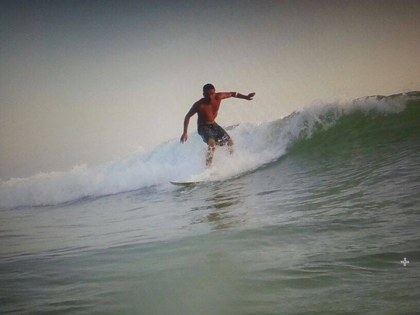 Juan surfeando