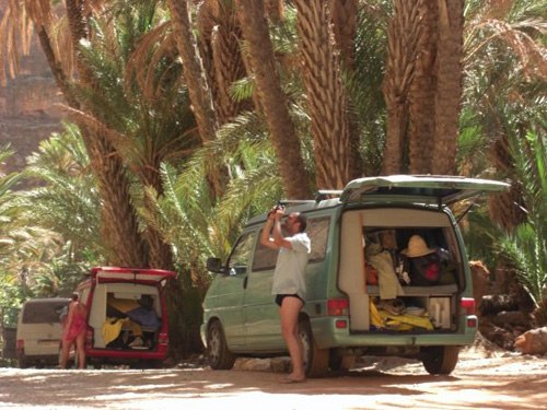 Caravana en oasis a la entrada del Sahara